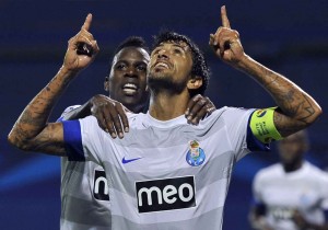 Lucho-Gonzalez-de-Porto-celebra-su-gol-junto-a-su-companero-de-equipo-Silvestre-Varela Lucho-Gonzalez-de-Porto-celebra-su-gol-junto-a-su-companero-de-equipo-Silvestre-Varela